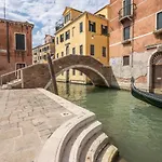 Bright Apartment On Venetian Roofs R&R