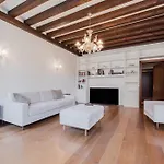 Elegant Apartment 7 Minutes From Piazza San Marco!