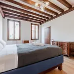 Elegant Apartment 7 Minutes From Piazza San Marco!