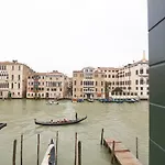 Charming Apartment On Grand Canal