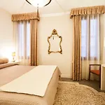 Charming Apartment On Grand Canal