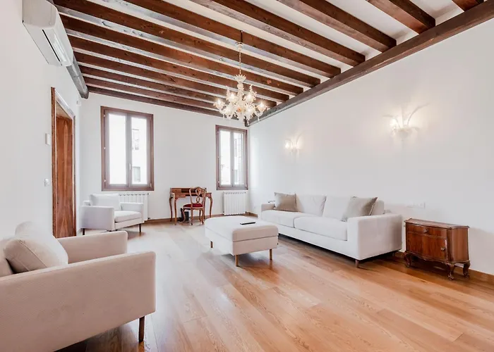 Elegant Apartment 7 Minutes From Piazza San Marco!