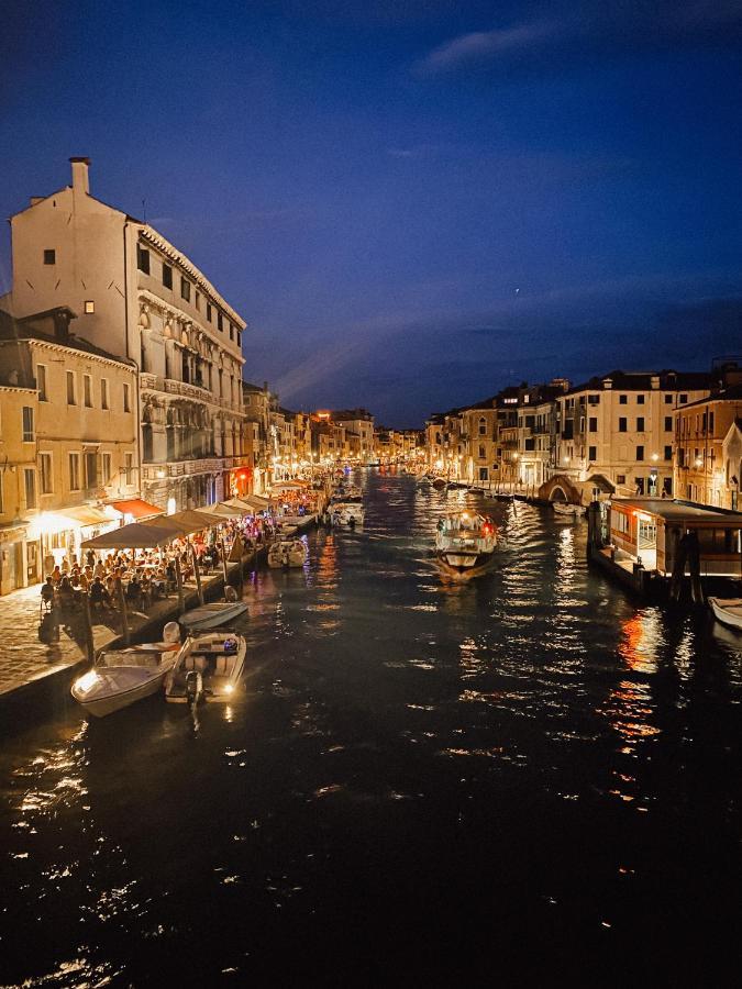 Palazzo Veneziano Direct At The Canal With Roof Terrace Venice