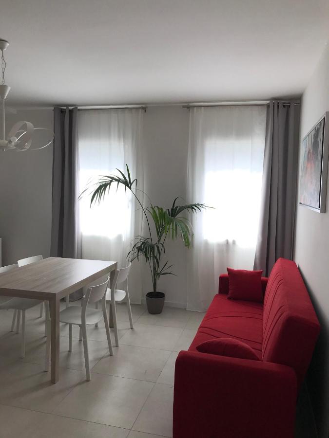 Apartment White & Grey Venice Apartments *