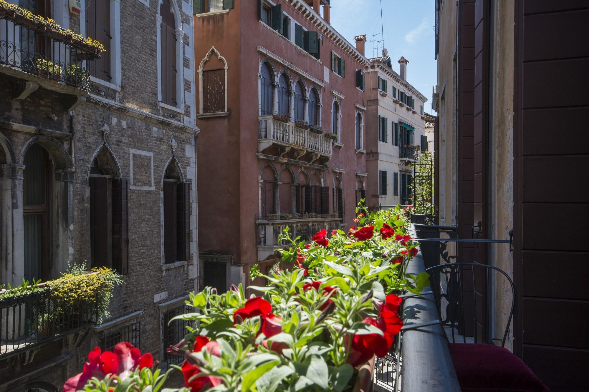 Becher Hotel