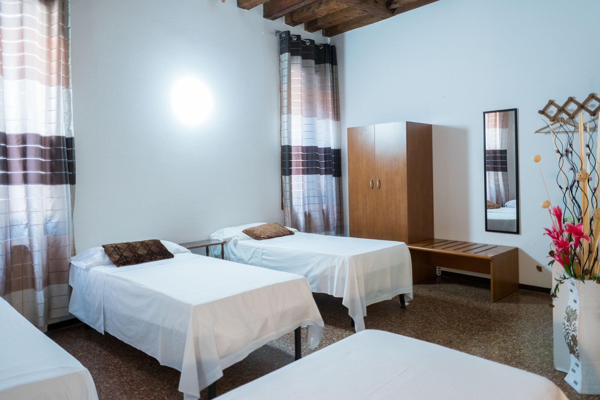 Guest house Backpackers House Venice