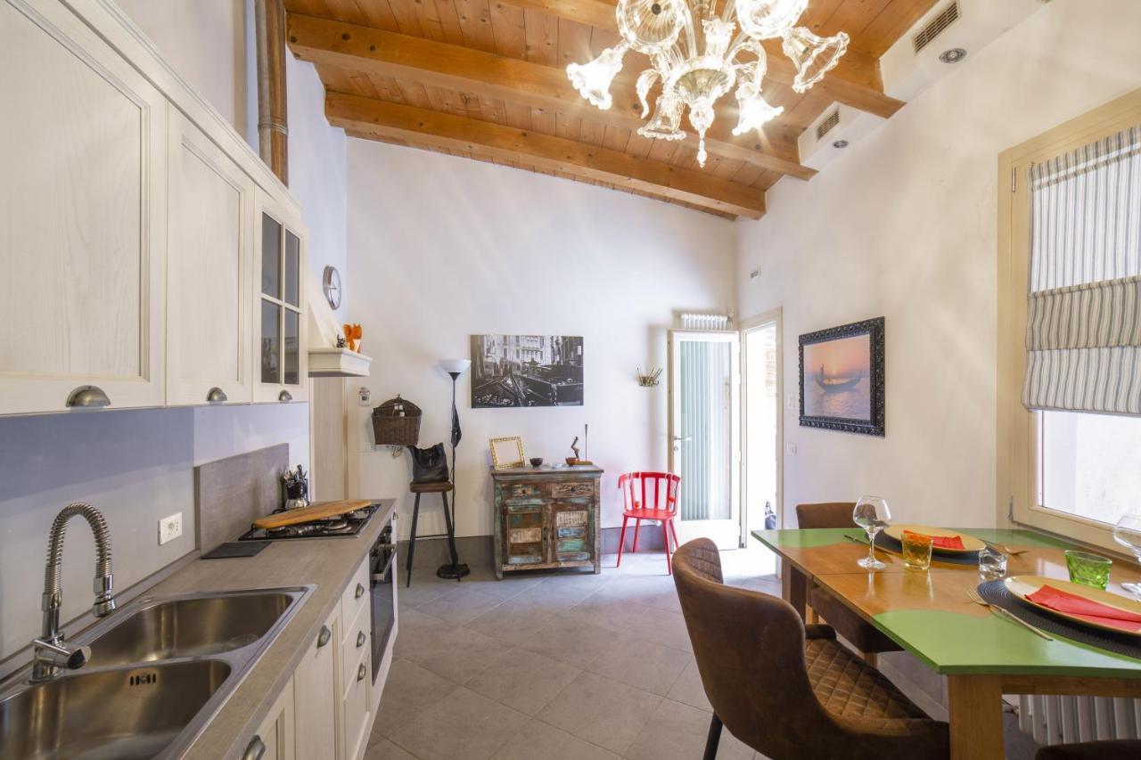 Ca' De La Gondola, Murano Apartment *
