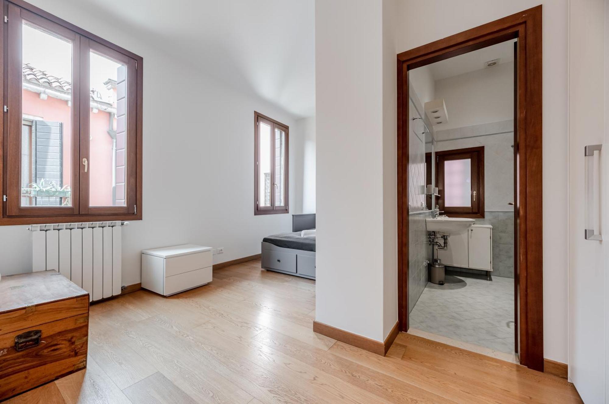 Elegant 7 Minutes From Piazza San Marco! * Venice