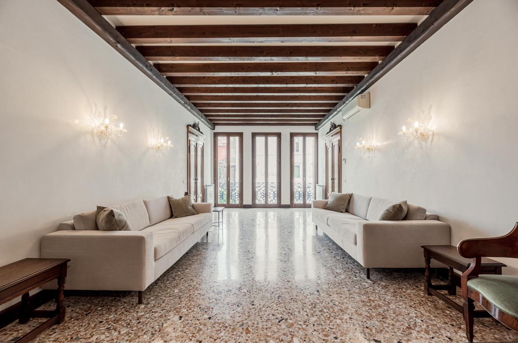Elegant 7 Minutes From Piazza San Marco!