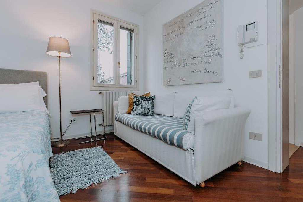 Elegant With Private Terrace In - Frari Church Apartment