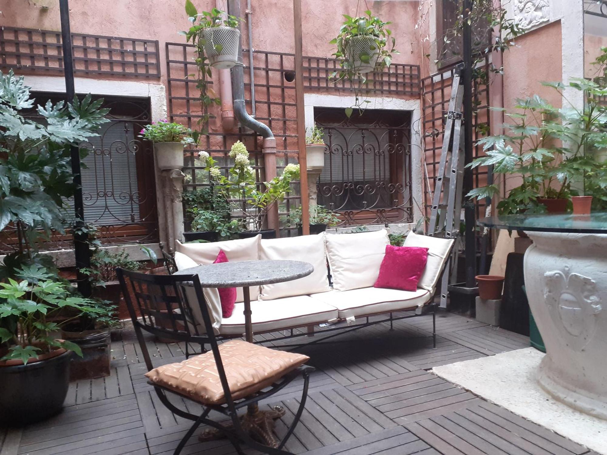 Honeymoon On Grand Canal Guest house