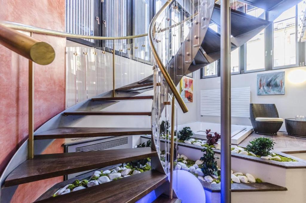 Luxury Apartment *