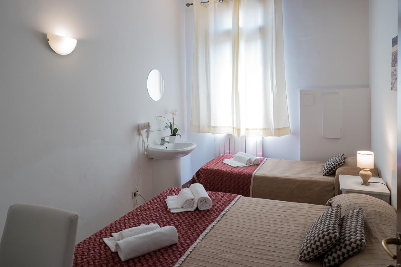 Guest house Backpackers House Venice