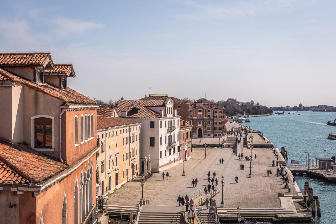 Ca' Del Santo Canal View And Terrace Apartment *
