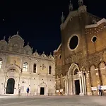 SARA S LUXURY HOME five minutes from Piazza San Marco