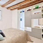 Delightful Ca\' D\'Oro Suite Apartment