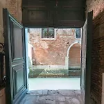 Apartment Ponte Raspi Canal View