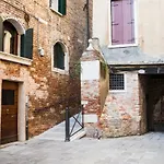 Sansoni Palace - Canal View