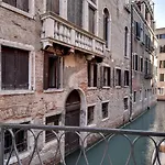 Canal View Suite In Rialto By Wonderful Italy