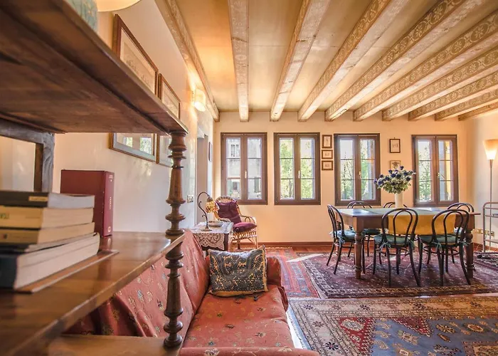 The Golden Tree, Apartment In Venice