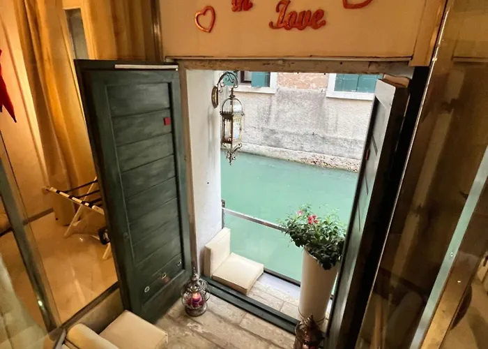 Venice Luxury Watersdoor