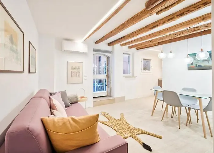 Delightful Ca\' D\'Oro Suite Apartment
