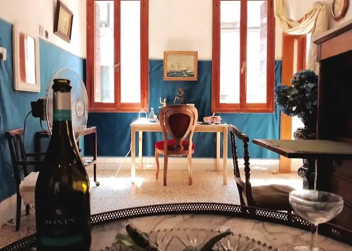 Spacious Artist\'S Home On Canal In City Center - 100 Square Meters