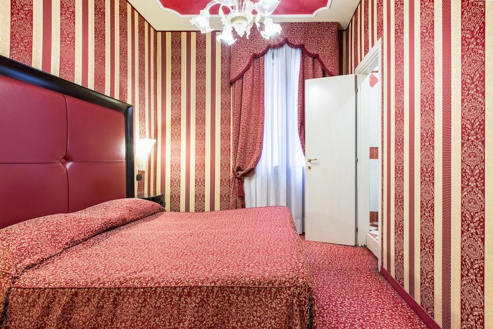 Alcyone Hotel