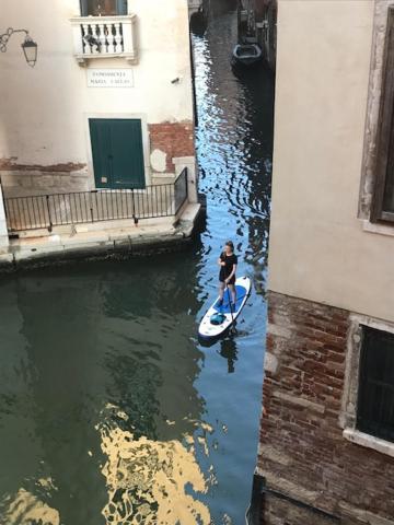 Al Teatro With Canal View Acomodação com café da manhã  Veneza