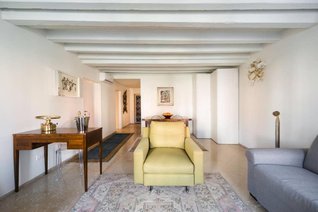 Apartment Grand Canal Next To Guggenheim Venice