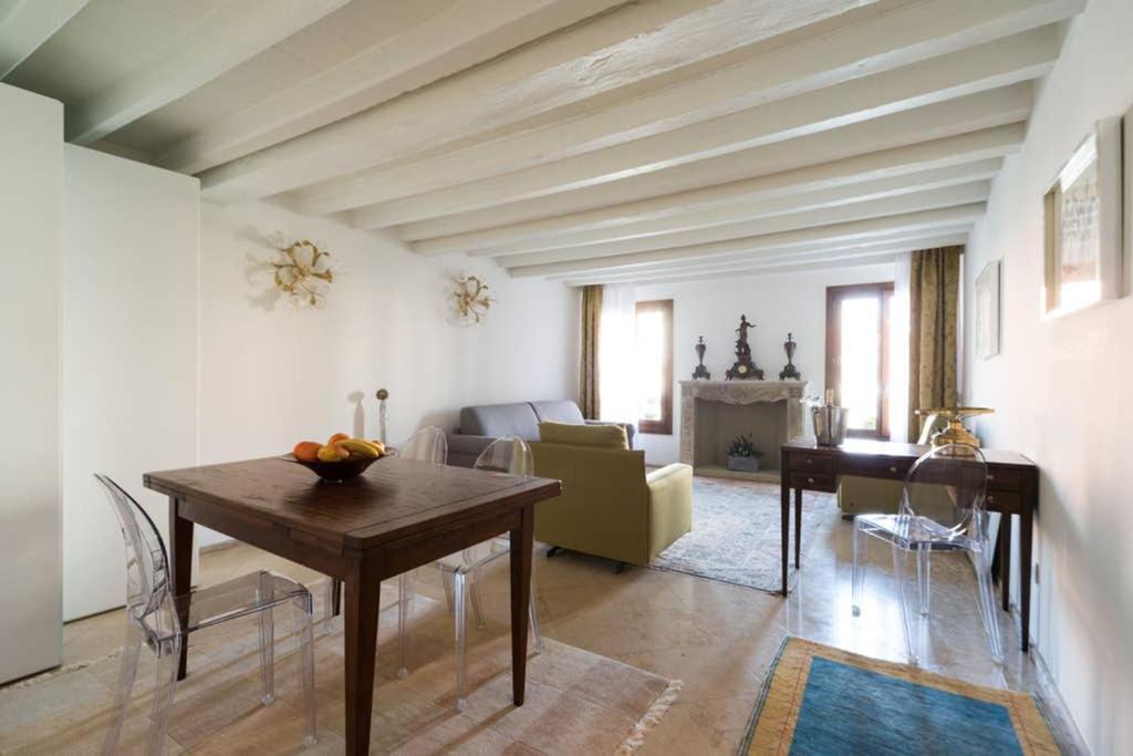 Apartment Grand Canal Next To Guggenheim Venice