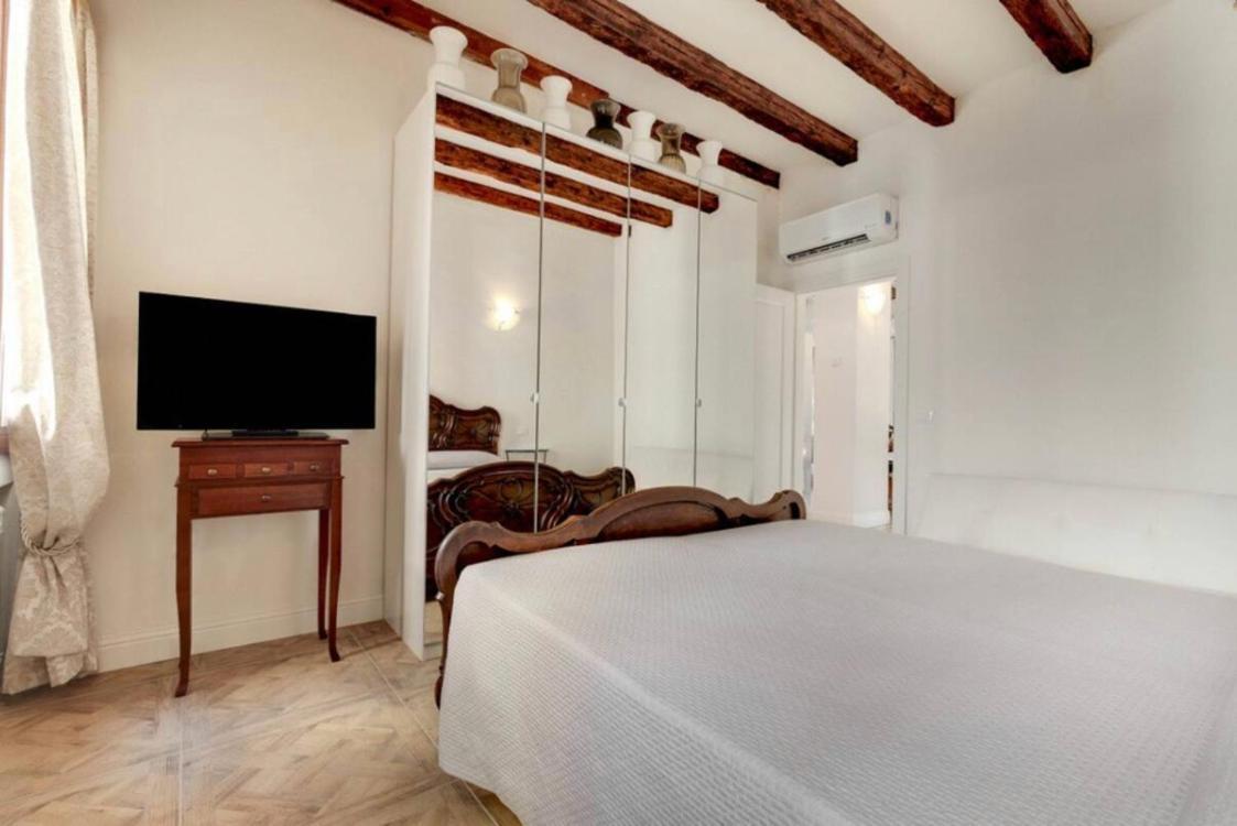 Traditional With Terrace Apartment *