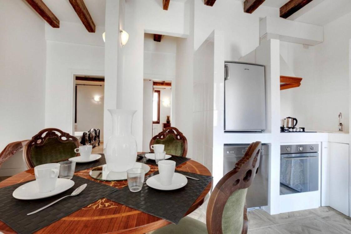 Traditional With Terrace Apartment *