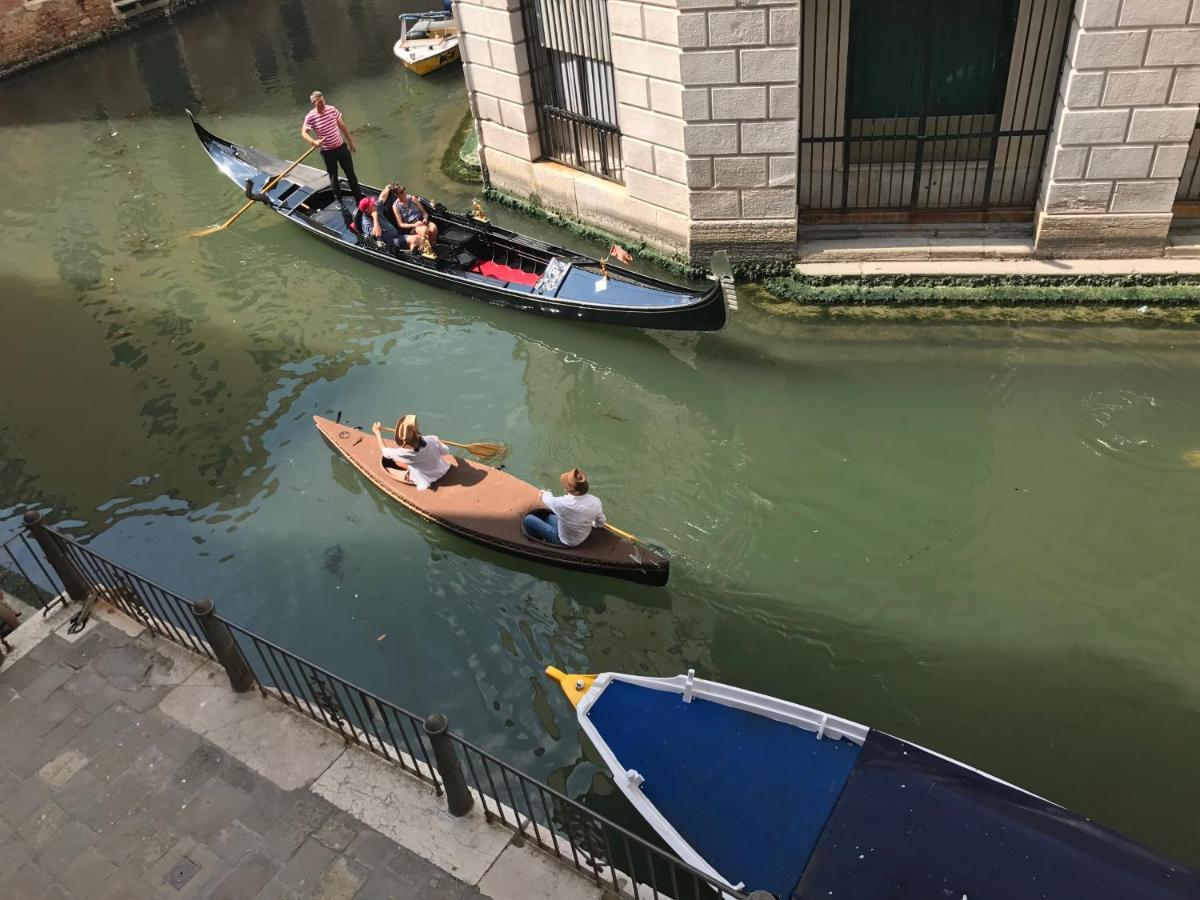 Acomodação com café da manhã  Al Teatro With Canal View Veneza