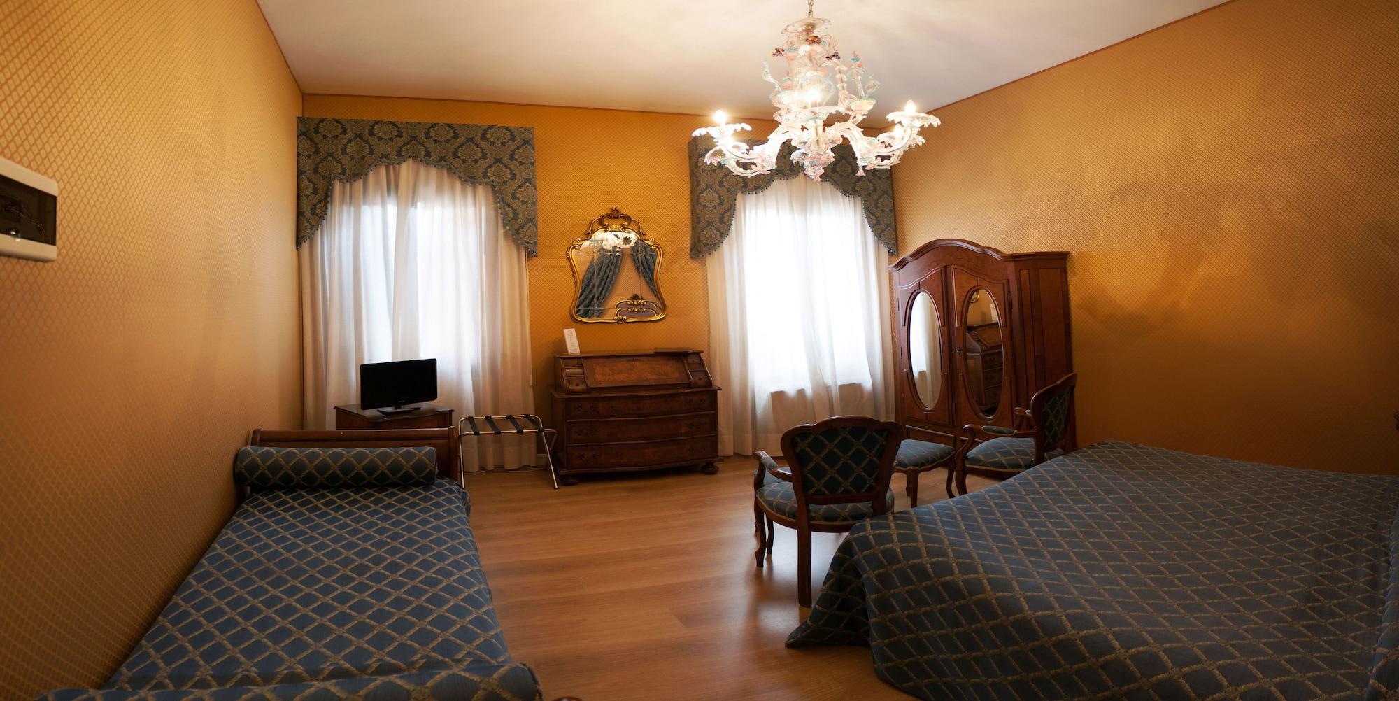 Canal Hotel 3*