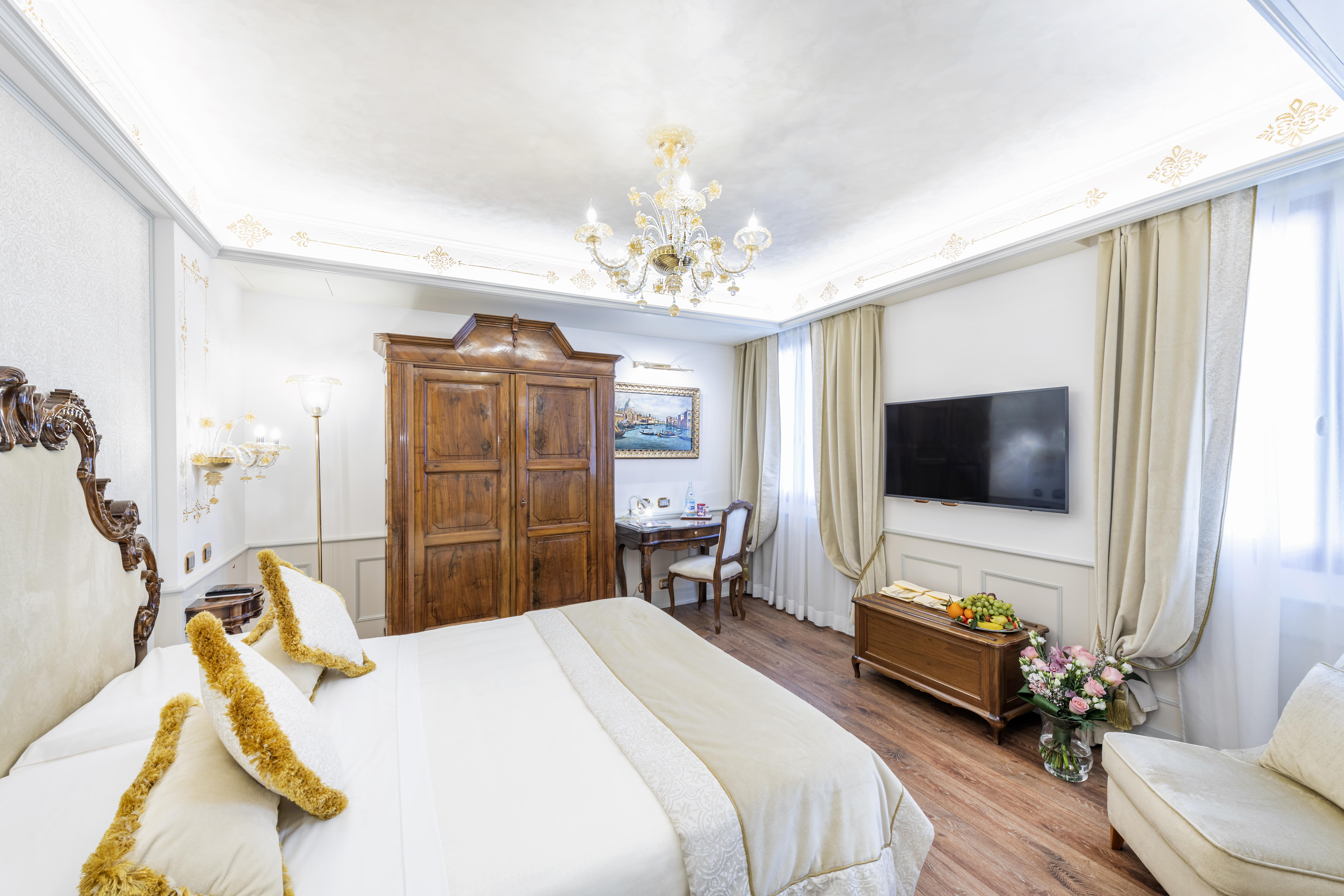 Hotel Monaco & Grand Canal