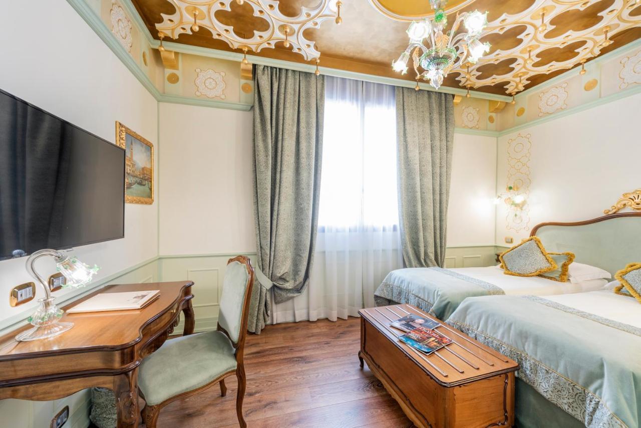 Hotel Monaco & Grand Canal