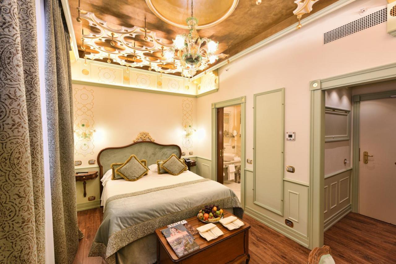 Hotel Monaco & Grand Canal
