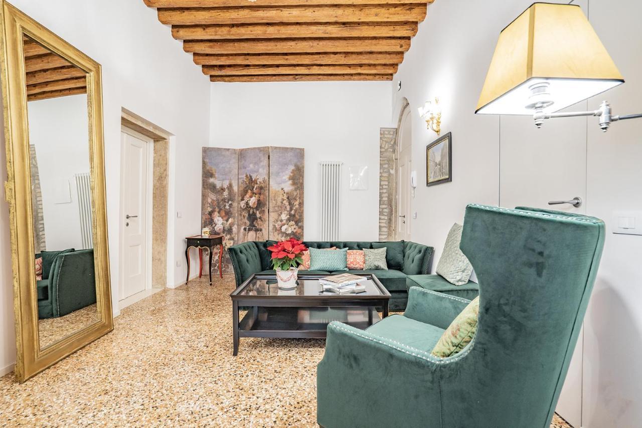 Ca' San Beneto Completely Refurbished In A Fabulously Area *