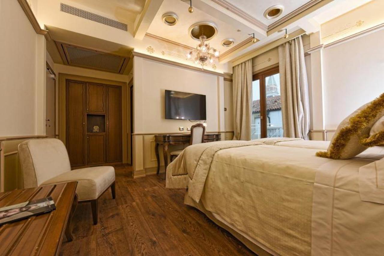 Monaco & Grand Canal Hotel