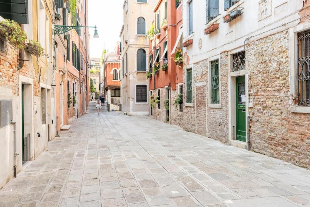 Dream's Door With Canal View In Apartment Venice