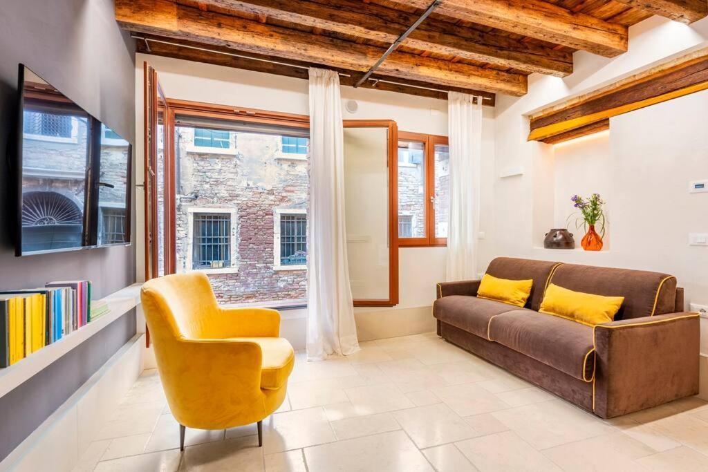 Dream's Door With Canal View In Apartment Venice
