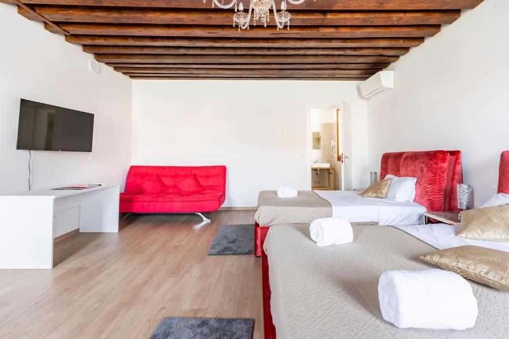 Luxury Suites *