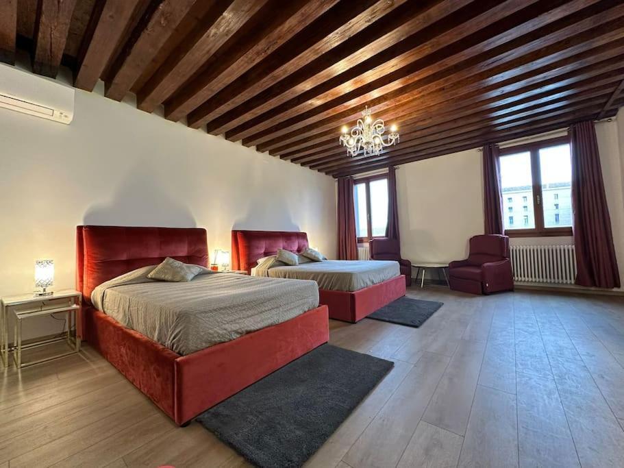 Luxury Suites *