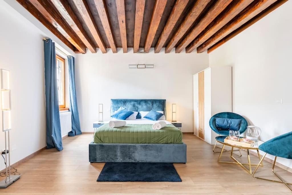 Acomodação com café da manhã  Luxury Suites