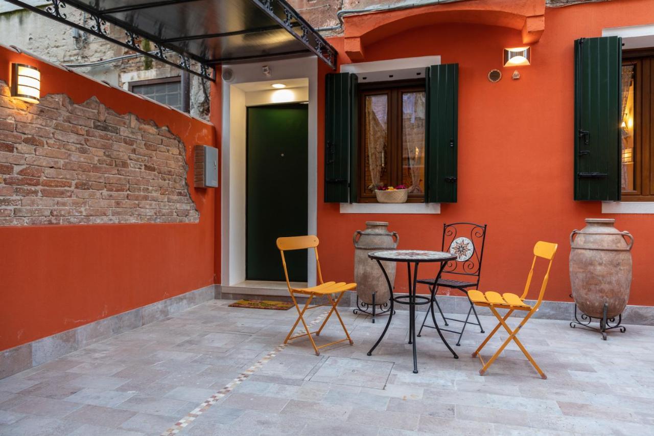 Downtown With Private Garden Apartment Venice