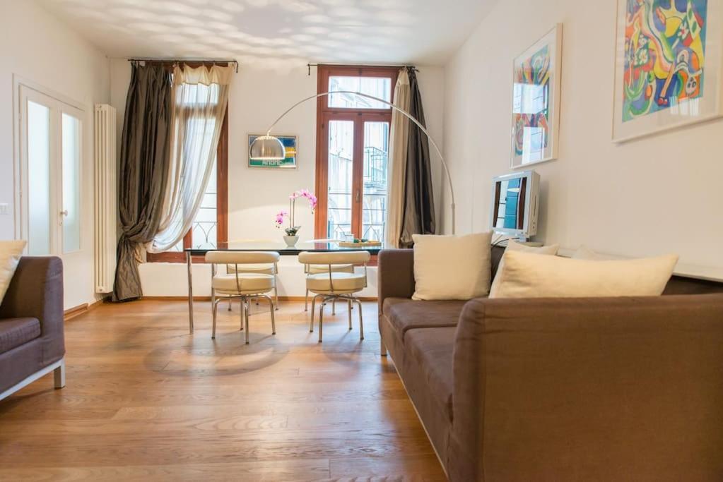 Stunning In The Heart Of Apartment