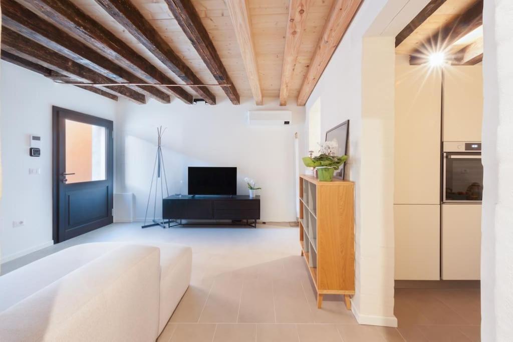 Ca' Ferrando, Brand New Apartment, Experienced Host! * Venezia