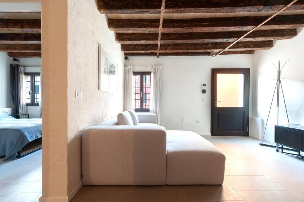 Ca' Ferrando, Brand New Apartment, Experienced Host! *