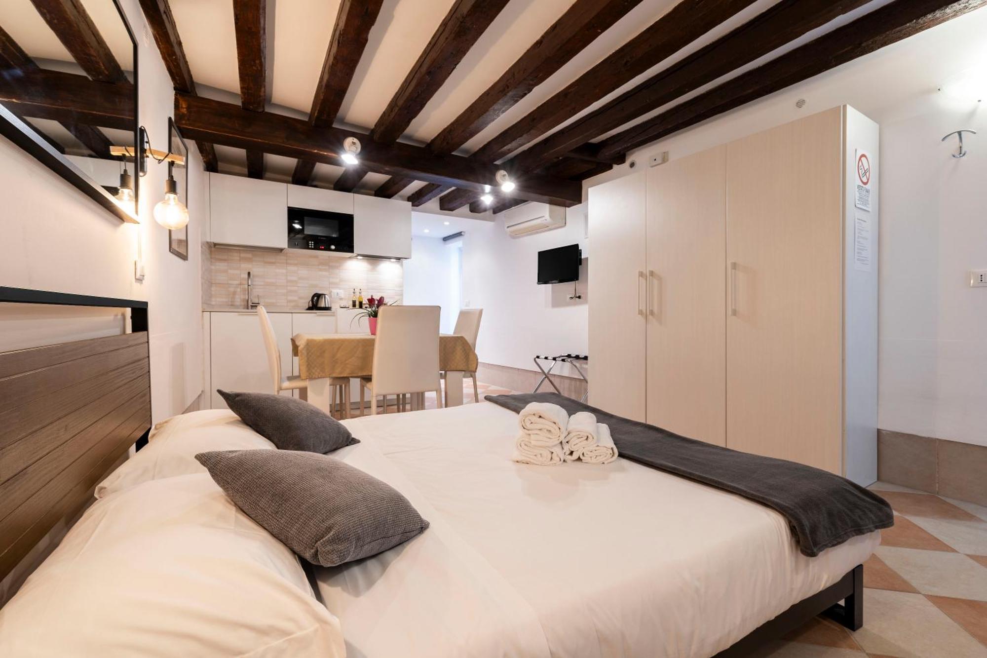 Fenix Colombina In Biennale - Your Little House Veneza